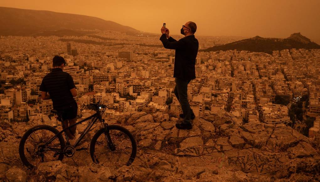 Según el servicio meteorológico nacional (EMY), se prevé que los cielos se despejen hoy a medida que los vientos cambien y muevan el polvo.