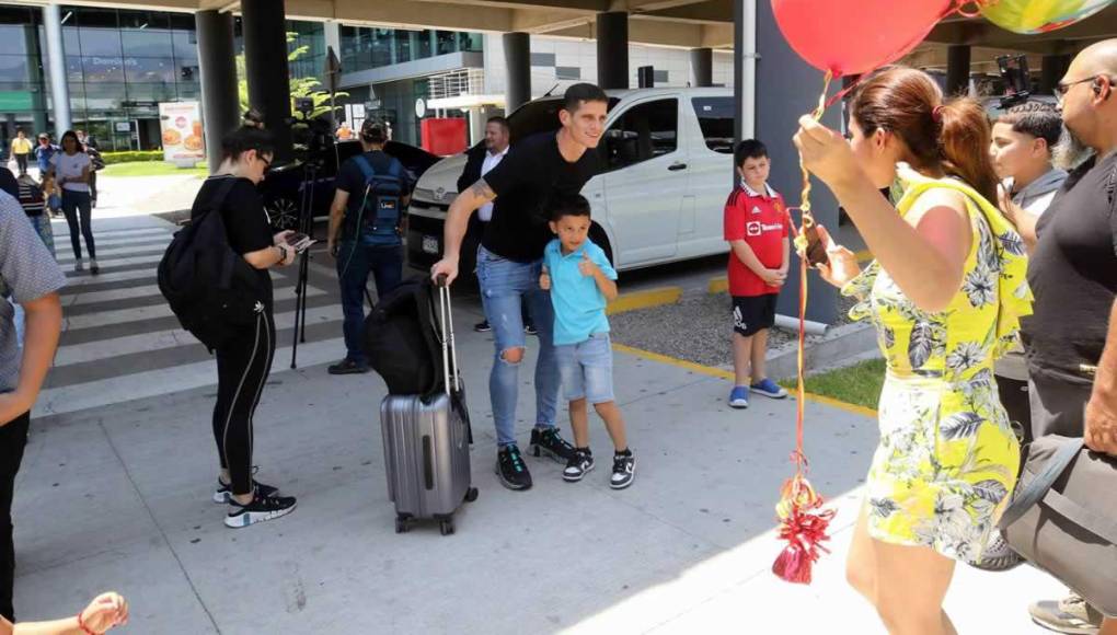 Jonathan Rougier, criticado por su error ante Costa Rica, fue de los jugadores más asediados y tuvo un cariñoso recibimiento.