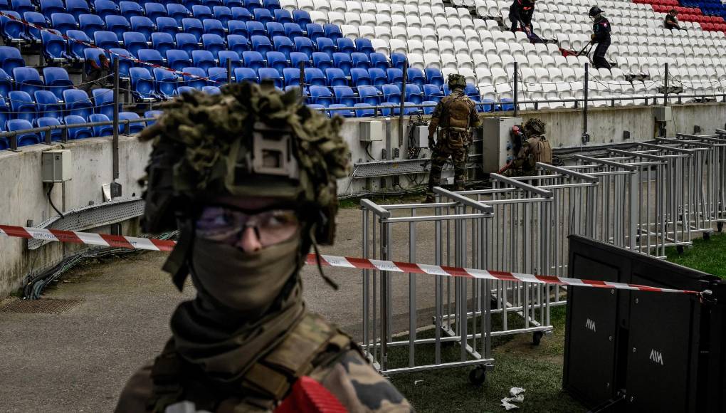  El Estado Islámico llamó a atacar los estadios de fútbol en los que se disputan los encuentros.