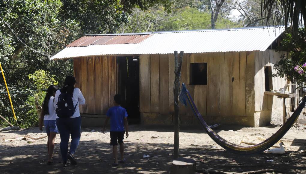 Además, se mostró entusiasmado porque les construirán viviendas de concreto, algo con lo que ni siquiera soñaban, ya que la mayoría de familias vive en casas de adobe y madera debido a la falta de recursos económicos.
