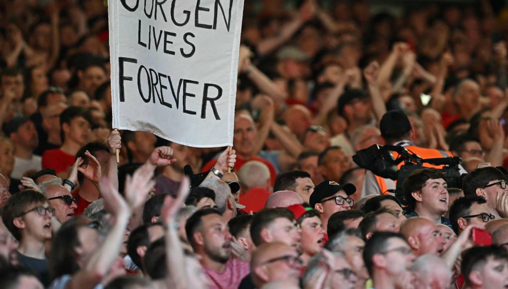 Los aficionados mostraron carteles con el mensaje “Jurgen Lives Forever”, mientras otros fans levantaban bufandas con el rostro del alemán.