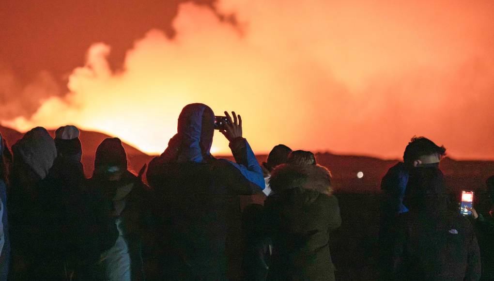 Ya de madrugada la Oficina Meteorológica de Islandia señaló que la lava continuaba hacia el sur y sureste con una velocidad de 1 kilómetro por hora.