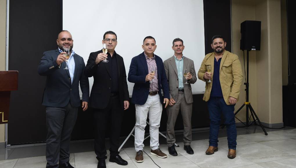 Los directivos brindaron y agradecieron por este logro empresarial. 