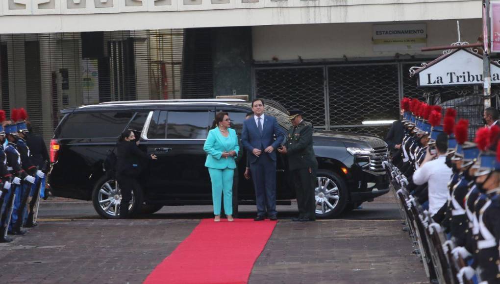 La presidenta Castro llegó acompañada de su hijo, Héctor Zelaya, quien es su secretario privado de la Presidencia. 