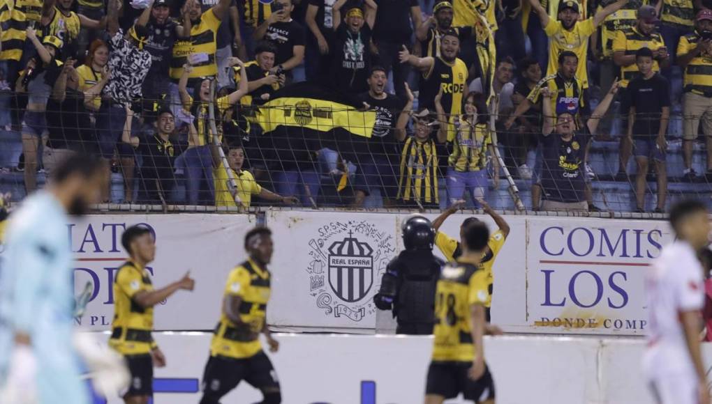 El brasileño Kennedy Rocha se fue a festejar enfrente de la afición del Real España.