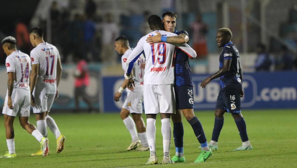 Yustin Arboleda se abraza con Rodrigo Auzmendi al final del partido.