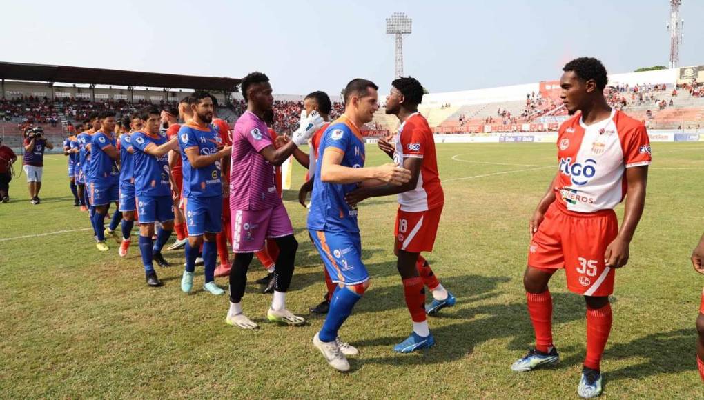 El saludo de los jugadores de Vida y UPN antes del inicio del partido.