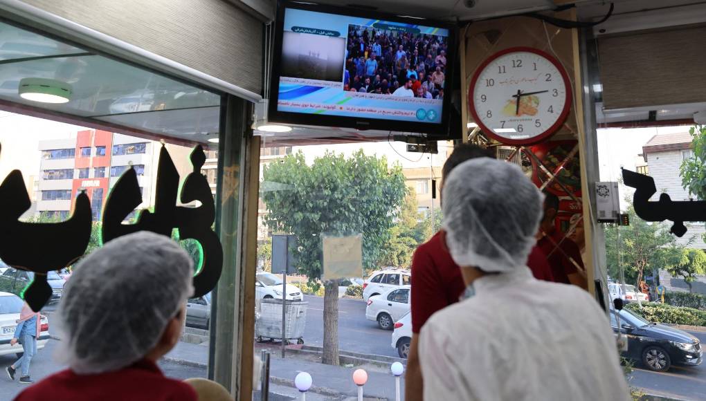 También emitió imágenes de fieles orando por la salud del presidente en varias mezquitas, incluyendo la de la ciudad santa de Mashhad, en el noreste, localidad natal de Raisi.