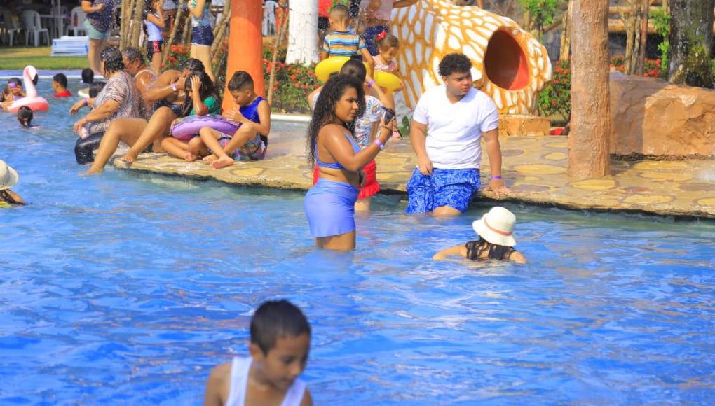 El restaurante ofrece piscinas adornadas por toboganes y juegos infantiles.