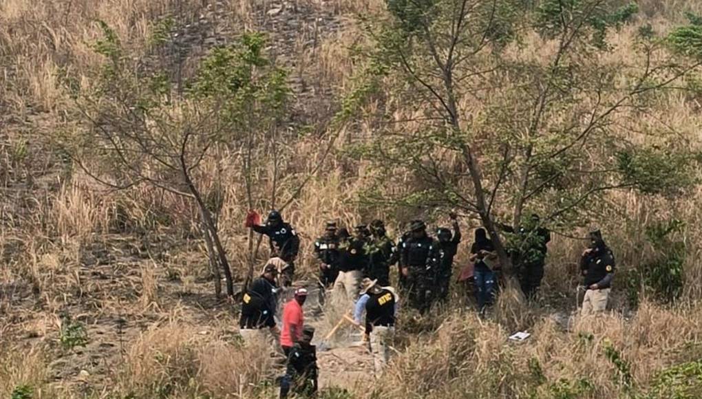 Las autoridades sospechan que organizaciones criminales son responsables de la muerte de las seis personas halladas en el cementerio clandestino, agregó.
