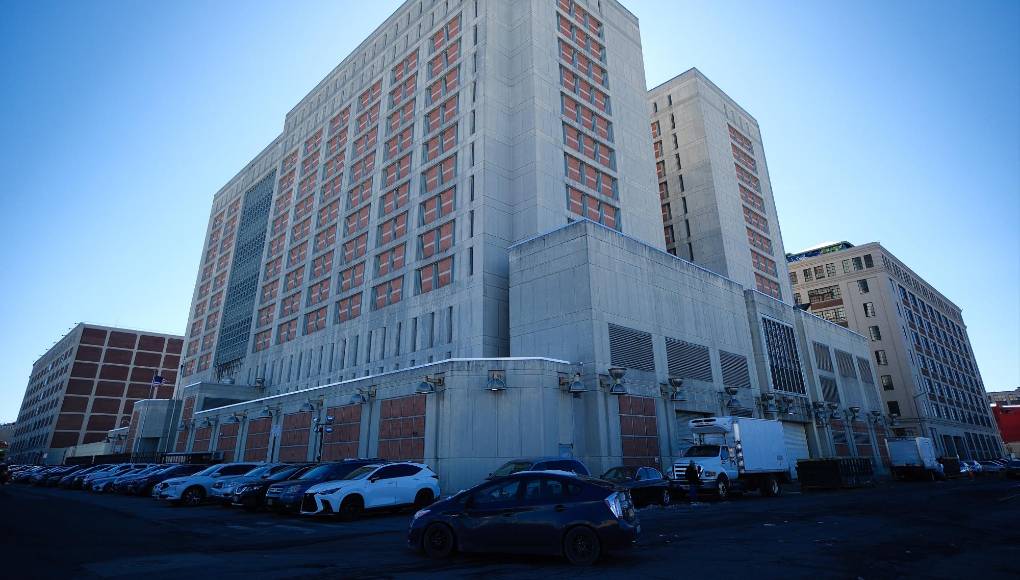 Este diseño busca mantener un control total sobre las actividades y movimientos de los internos, garantizando la seguridad y el orden dentro de la prisión.