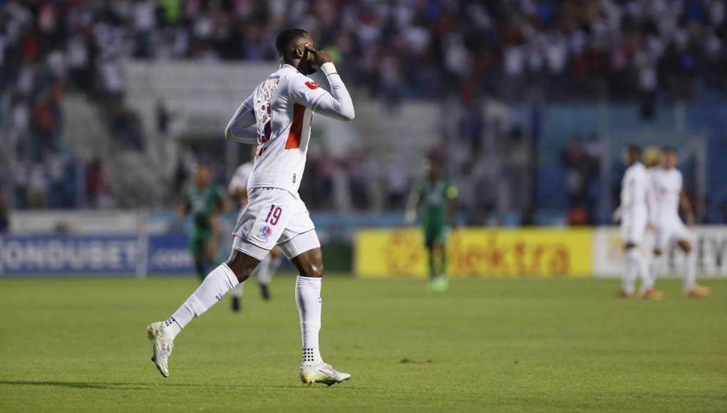 Yustin Arboleda cumplió la ‘ley del ex’ y fusiló al Marathón para abrir el marcador a favor de Olimpia.