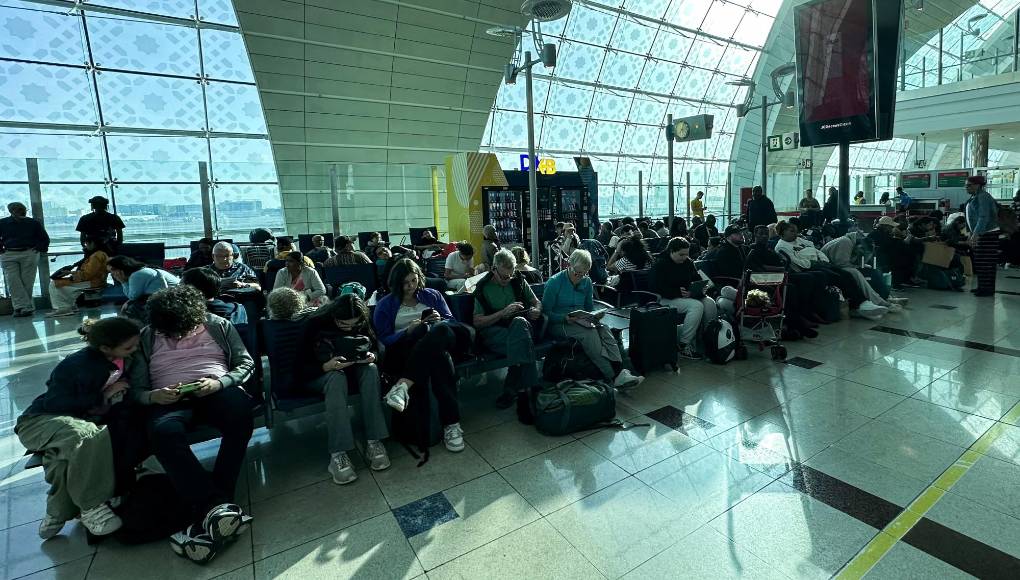 “Debido a las condiciones climáticas sin precedentes en Emiratos Árabes Unidos, el aeropuerto internacional de Dubái (DXB) está experimentando perturbaciones importantes”, dijo en un comunicado la entidad gestora de la instalación, Dubai Airports.