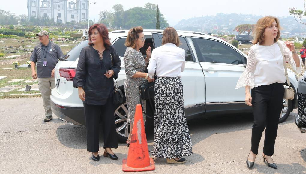 Reconocidos personajes, familiares y amigos llegaron este lunes a dar el último adiós al empresario Alan Flores.