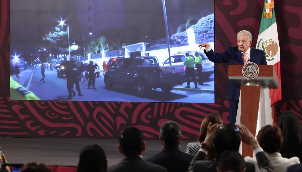 En el <b>video</b> se observa a los policías entrando abruptamente -uno de ellos tras trepar un muro- con armas largas y escudos el pasado viernes.