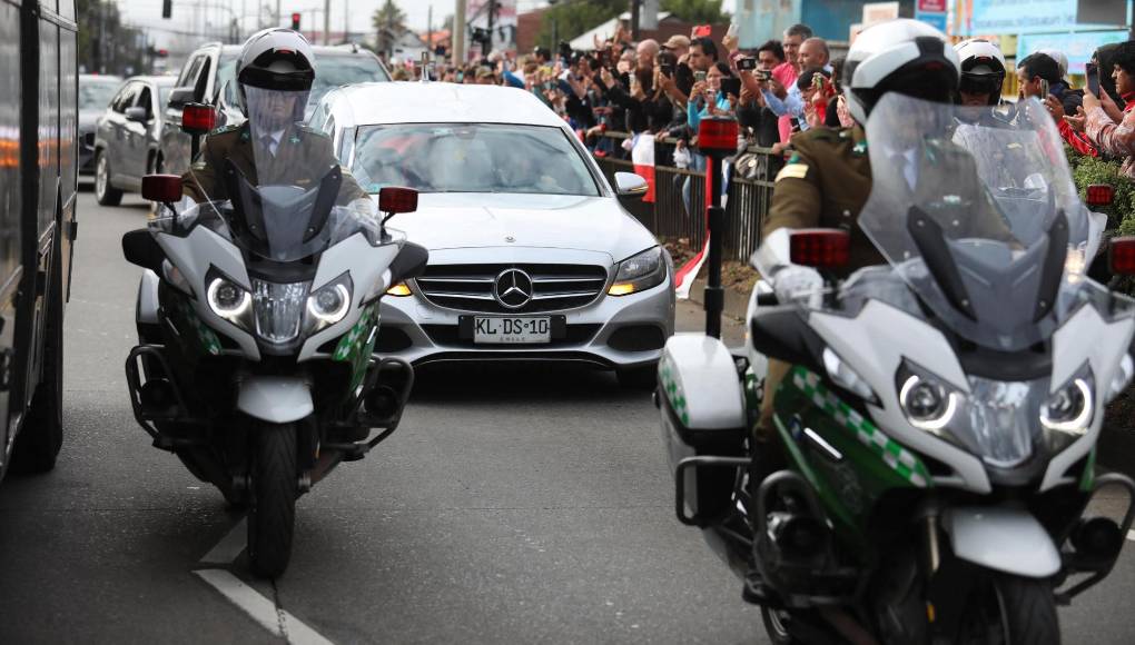 El cuerpo fue trasladado desde Valdivia a Santiago en un vuelo de la Fuerza Aérea, acompañado por sus cuatro hijos, varios de los nueve nietos pequeños del exmandatario y su viuda, Cecilia Morel, que se mostraron abatidos ante las cientos de personas que los esperaron alrededor de la antigua sede Congreso, alzando su foto y banderas chilenas.