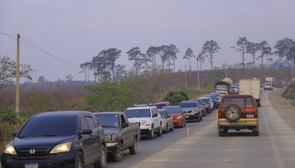 <b>En la zona de La Laguna, subiendo la Cuesta de la Vaca también hay tramos completos y otros con solo un carril finalizado. Largas filas se producen también en este punto del trayecto.</b>