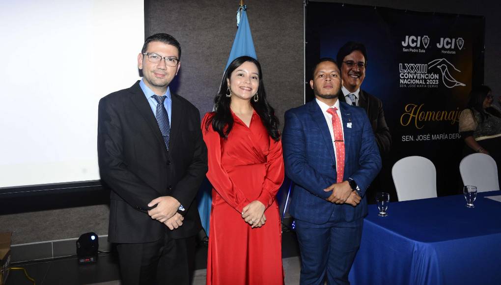 Este evento ha rendido homenaje a uno de sus miembros más destacados a lo largo de los años, en este caso, el senador José María Deras, quien ha sido junior desde el año 1998. Aparte, se eligió la nueva junta directiva nacional, siendo Luis Bustillo el presidente saliente que ha entregado el liderazgo a Noel Araujo, con la compañía de la vicepresidenta Marcela Chinchilla; Samuel Pagán el tesorero, Ana Argeñal la secretaria, así como Juliette Martínez la asesora legal. En la foto: Augusto Echeverri, Clarissa Corea y Yorlin Hernández.