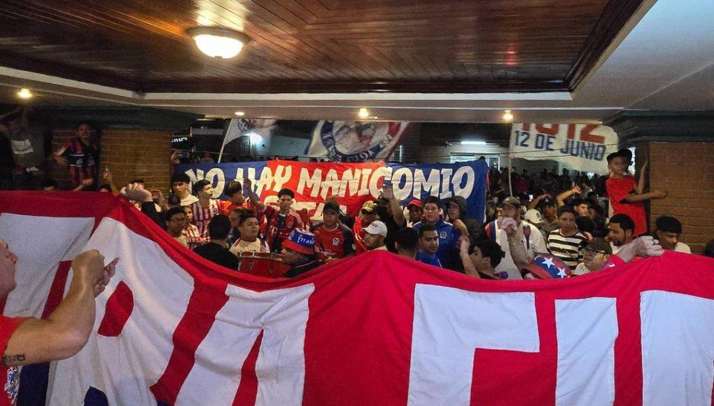 Una tremenda fiesta de los aficionados de Olimpia para mostrar su apoyo antes de enfrentar a Marathón. 