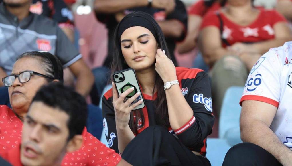 Esta linda aficionada del Vida aprovechó el feriado por el Día del Trabajador para asistir al estadio a ver al equipo rojo.