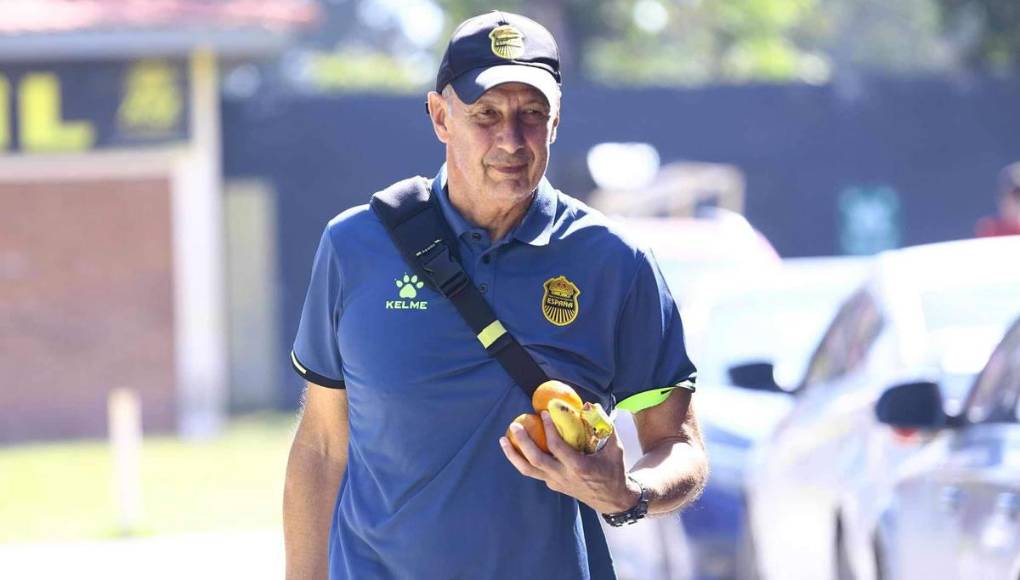 Miguel Falero, entrenador del Real España, dio el ejemplo a sus jugadores y llevó alimentos para disfrutar en el camino.