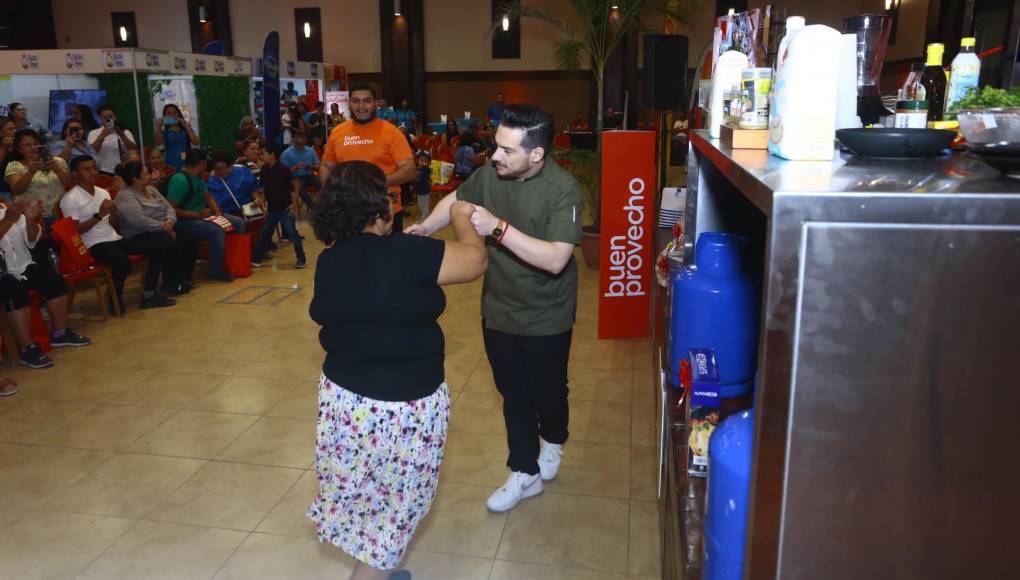 Después de que el chef Gustavo Fernández terminara la receta de las enchiladas con salsa blanca y chile, animó a uno de los asistentes para que pasara al frente a bailar y así ganar un premio. 