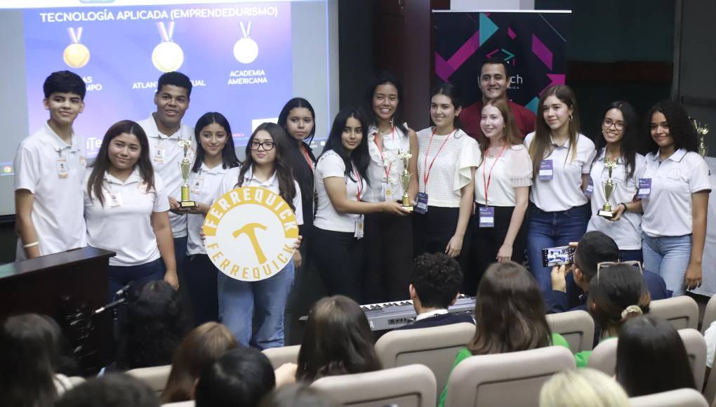 Los estudiantes de noveno grado participaron en la categoría Tecnología aplicada al emprendedurismo. El primer lugar fue para Atlantic School con su proyecto “Ferre Quick”, seguidos de la Academia Americana en el segundo puesto y Villas del Campo Bilingual School en el tercero.
