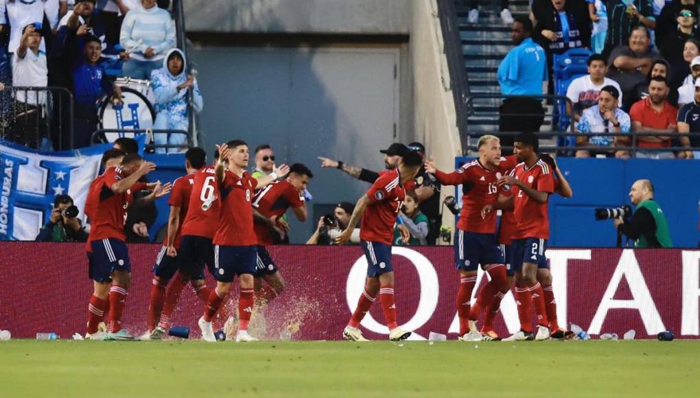 Botellas con agua, cerveza y otros objetos tiraron los hondureños a los jugadores de Costa Rica.