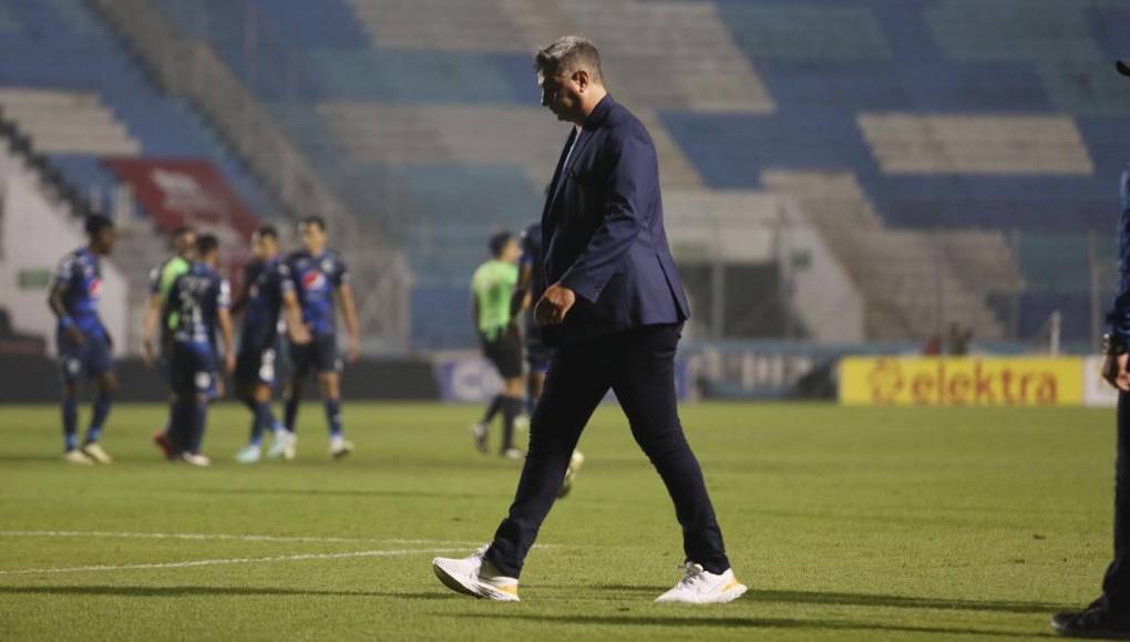 Diego Vázquez salió cabizbajo y triste del Nacional tras dejar escapar el triunfo.