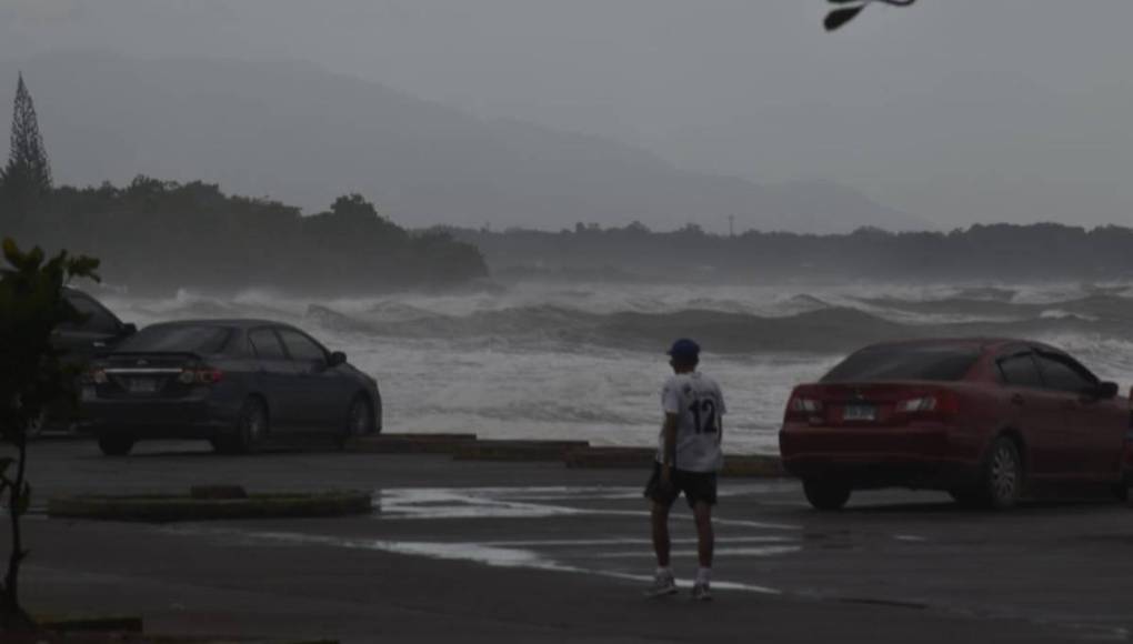 Además, habrá oleaje alterado en el litoral Caribe, lluvias y chubascos débiles ocasionalmente moderados sobre la región del noroccidente y la Sierra de La Esperanza en Colón. 