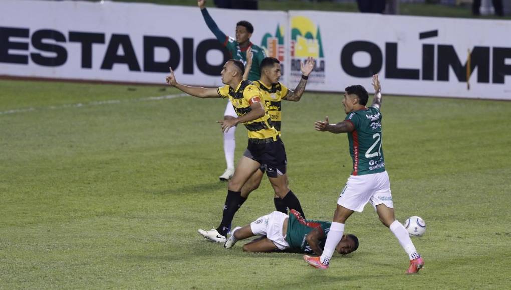 En el inicio del segundo tiempo, Devron García le hizo una dura entrada a Iván ‘Chino‘ López y dejó con 10 hombres al Real España.