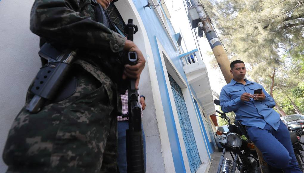 García Carías reafirmó en su discurso, acompañada por sus dos hijas y por algunos dirigentes de base del partido “azul”, que luchará por alzar las políticas emprendidas por su esposo durante sus dos mandatos presidenciales. 