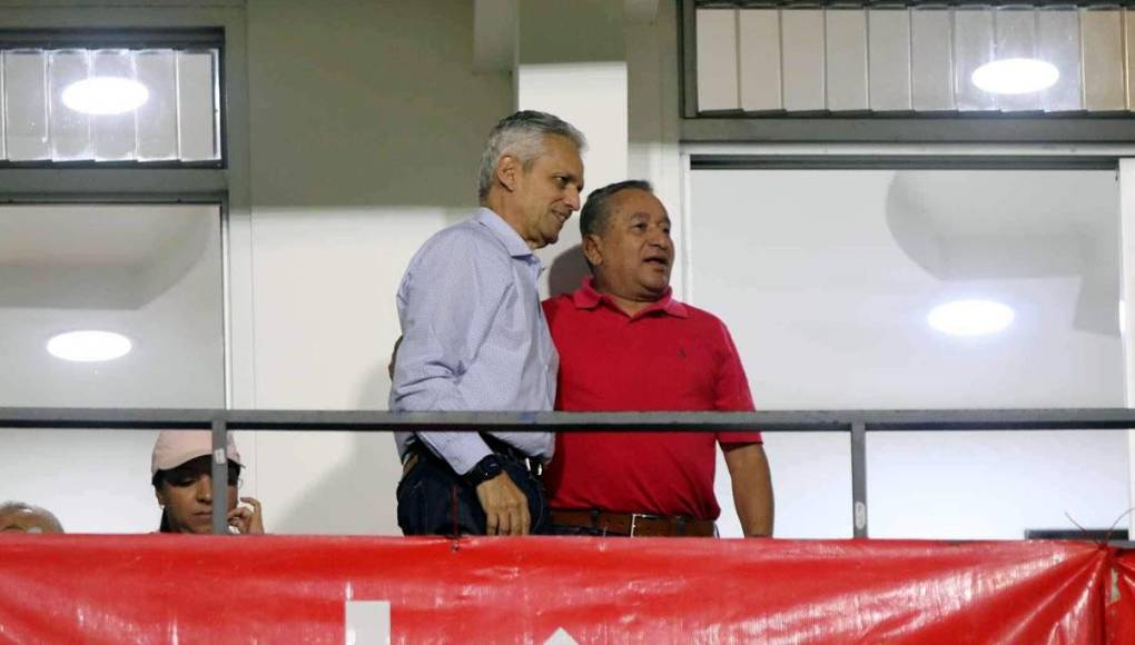 Reinaldo Rueda se tomó fotos con los aficionados en el palco del estadio Nacional Chelato Uclés.