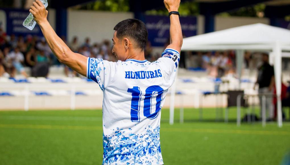Shin Fujiyama porta con mucho orgullo la camisa de la Selección de Honduras.