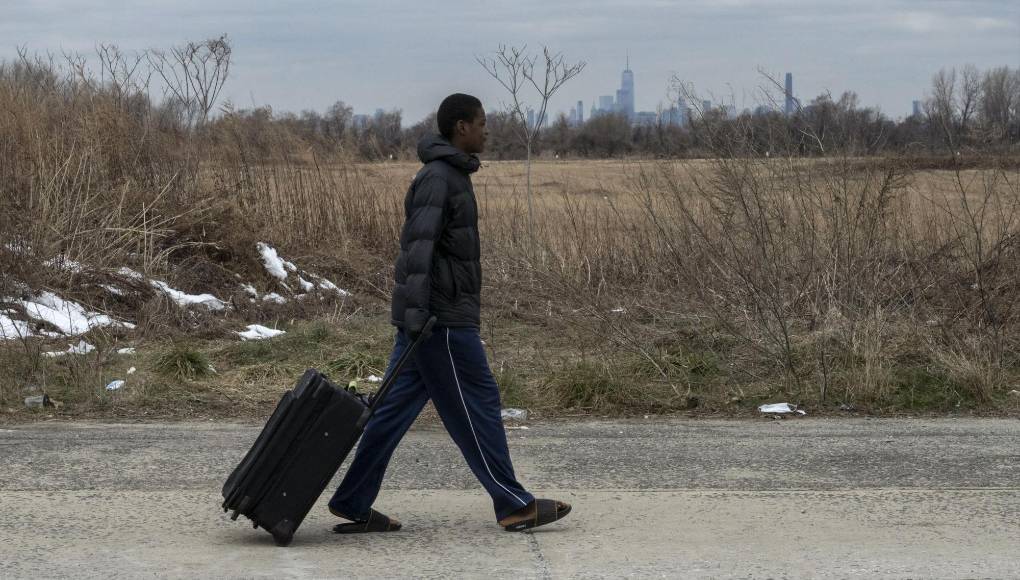 “Es un poquito complicado”, dice David Fernández, un ecuatoriano de 32 años, que lamenta el frío, el ruido y la distancia, a más de una hora, de la ciudad, cuyos rascacielos se ven a lo lejos. En las inmediaciones no hay comercios ni servicios. 
