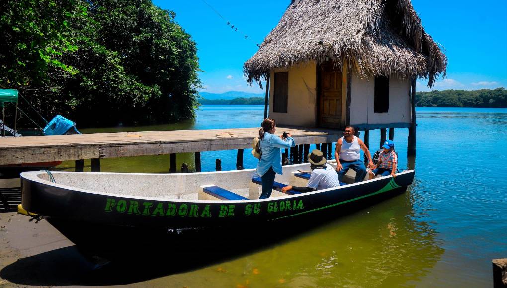 Para que la pequeña Sofi puede recibir clases todo los días es transportada en lancha hasta la comunidad de Los Cerros, a 30 minutos en lancha, ya que en Miami no tienen escuela. Incluso, el pastor José Ávila, dijo que en unos días comenzará la construcción de su nuevo templo evangélico en Los Cerros.