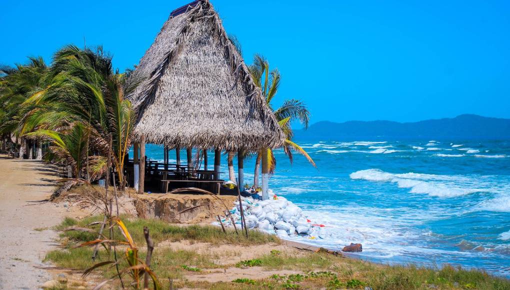 Aunque el daño se comenzó a producir hace unos seis meses, en Semana Santa los turistas visitaron la aldea. De ahí es más cerca tomar una lancha a Punta Sal, pero muchos vieron frustrado su viaje por el fuerte oleaje.