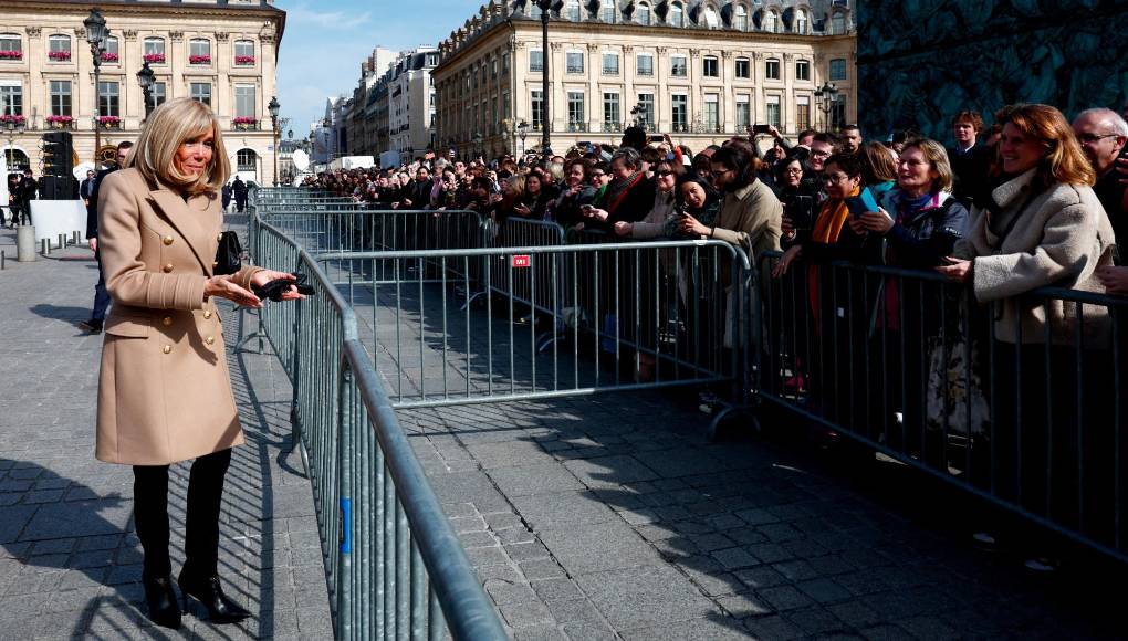 La ex primera ministra neozelandesa Jacinda Ardern, la ex primera dama estadounidense Michelle Obama o Begoña Gómez, esposa del presidente del gobierno español Pedro Sánchez, han sido blanco de este tipo de rumores. 