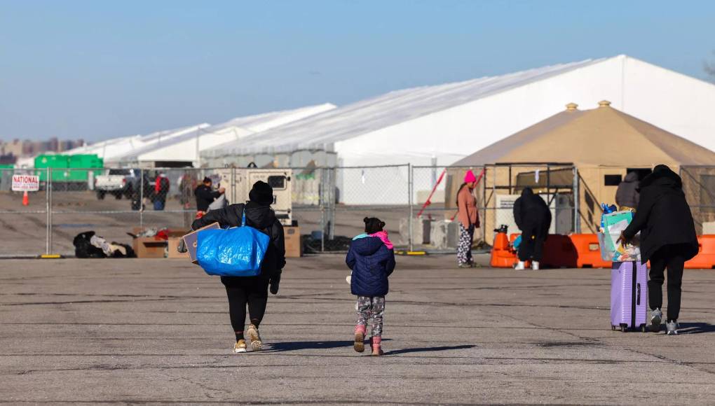 Ráfagas de viento polar barren las pistas de un viejo aeródromo de Nueva York en desuso. Es el “medio de ninguna parte” que alberga a unos 1.800 migrantes, convertidos en símbolo de la crisis migratoria que vive la ciudad desde hace casi dos años.