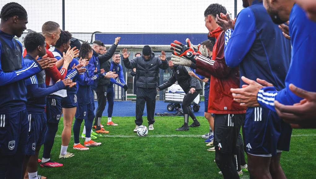 Los jugadores del Girondins de Burdeos le dieron un caluroso recibimiento a Alberth Elis en el entrenamiento de este viernes.