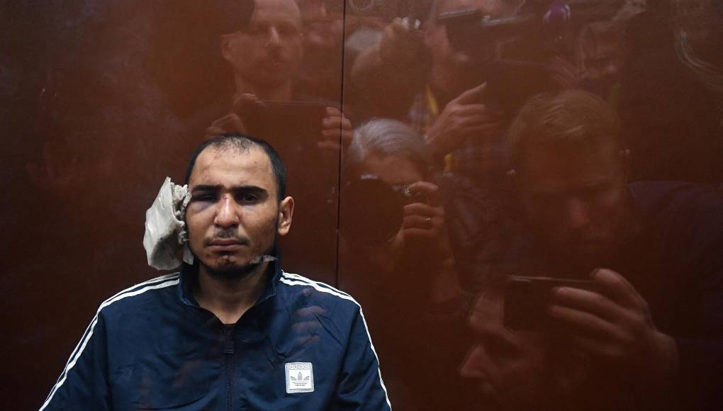 Según blogueros militares rusos, que difundieron imágenes de la tortura de uno de los acusados al que le cortaron una oreja, el autor de la mutilación es un simpatizante del grupo ultranacionalista ruso Rusich.