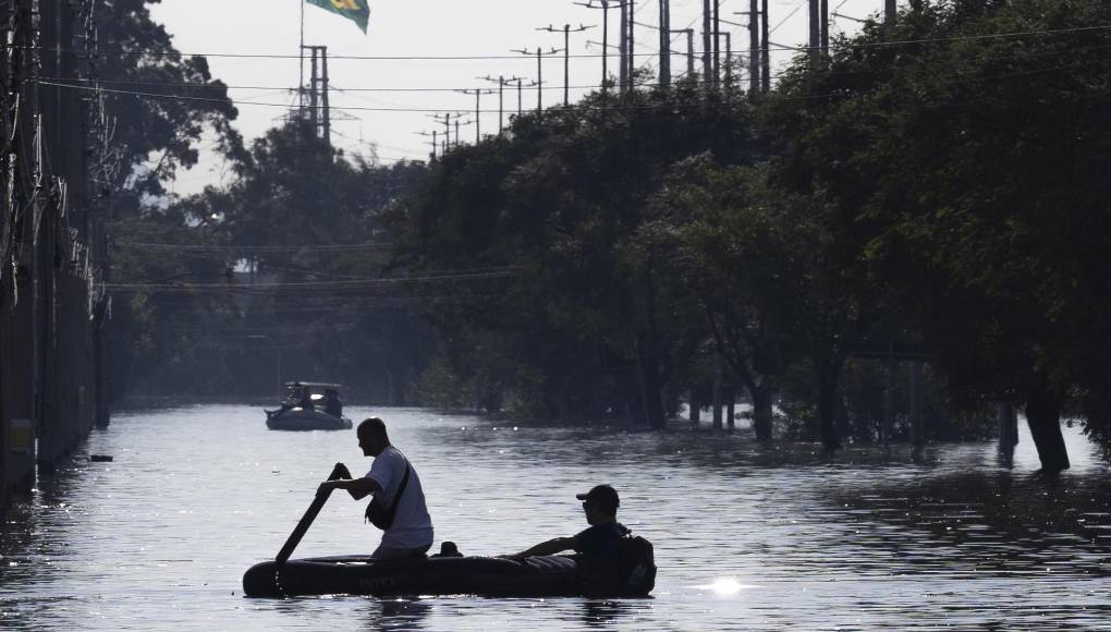 Muchas áreas afectadas, especialmente en valles del interior del estado, serán “inhabitables por semanas o meses por la destrucción de casas, infraestructura y el colapso de servicios públicos esenciales”, añade. 