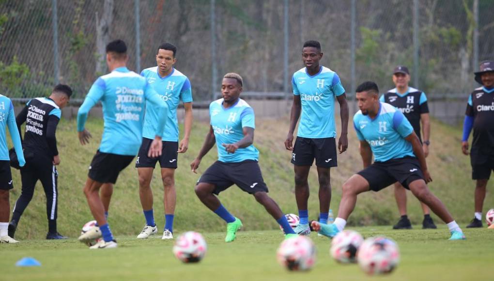 Puro Motagua: Carlos Meléndez, Carlos ‘Zapatilla’ Mejía, Wesly Decas y Juan ‘Camellito’ Delgado juegan el rondo.