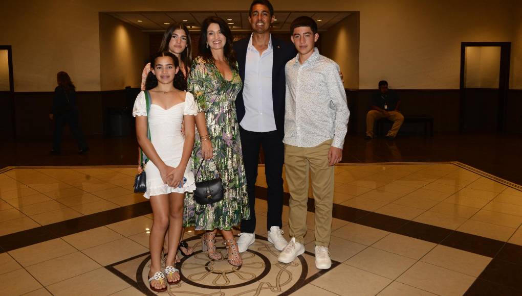 Alexa, Audrina, Nicole, Kenny y Maddox McNab