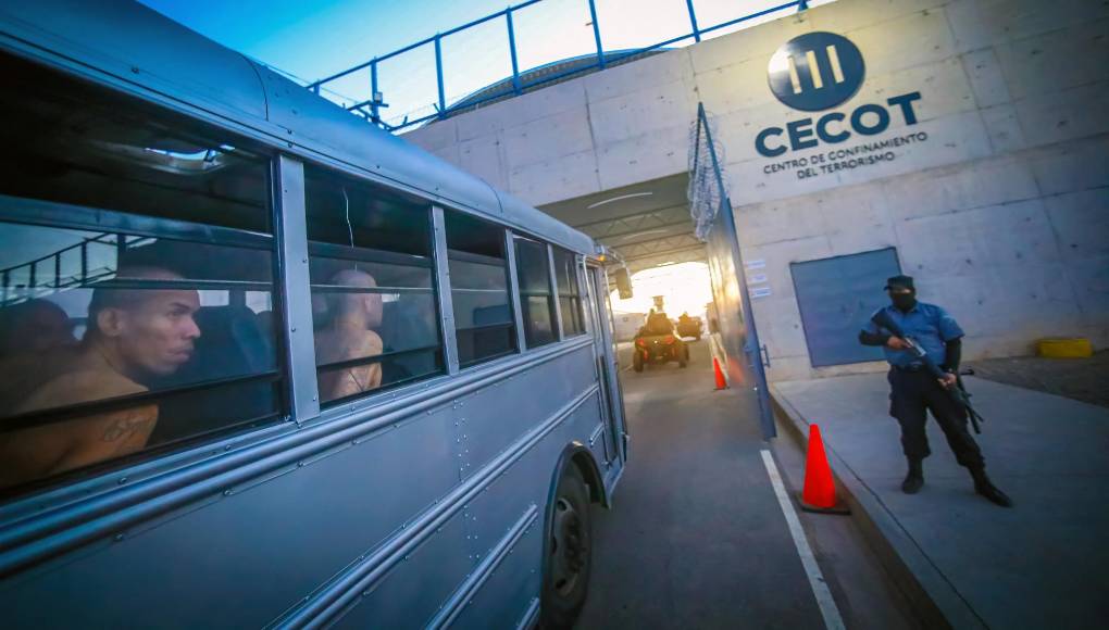 El Cecot fue construido en siete meses en Tecoluca, 74 km al sureste de San <b>Salvador</b>. Ocupa 166 hectáreas, en 23 de las cuales se levantaron ocho pabellones dentro de un perímetro con 19 torres de vigilancia.