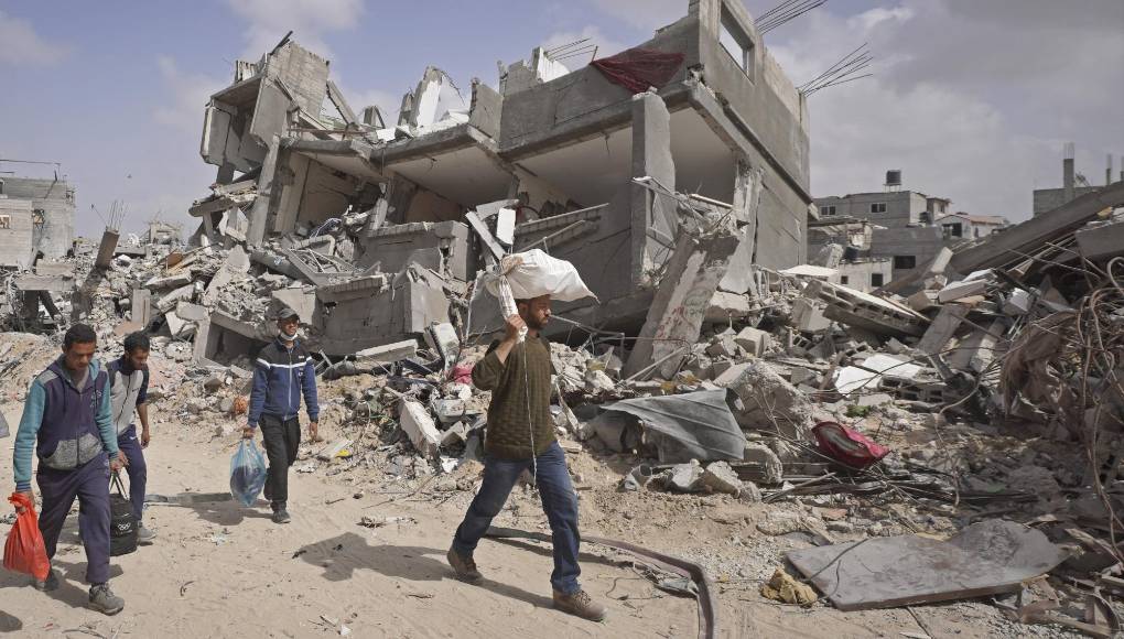 Las autoridades de Hamás reportaron que los tanques israelíes abandonaron esta semana el centro de Jan Yunis, dejando tras de sí un campo de ruinas.