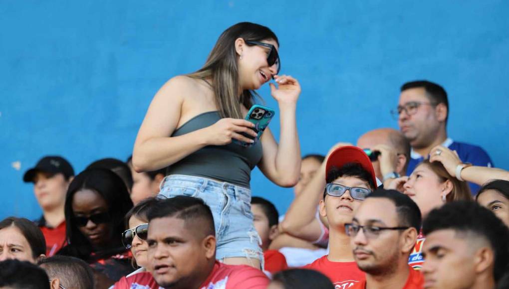 Annie Córdova estuvo presente junto a sus amigas y familiares.