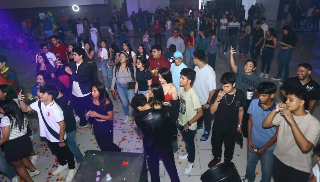 Otra de las sorpresas dirigidas a los seniors fue la realización de la competencia de baile coreográfico, con el cual el premio para el primer lugar fue de 20 mil lempiras. 