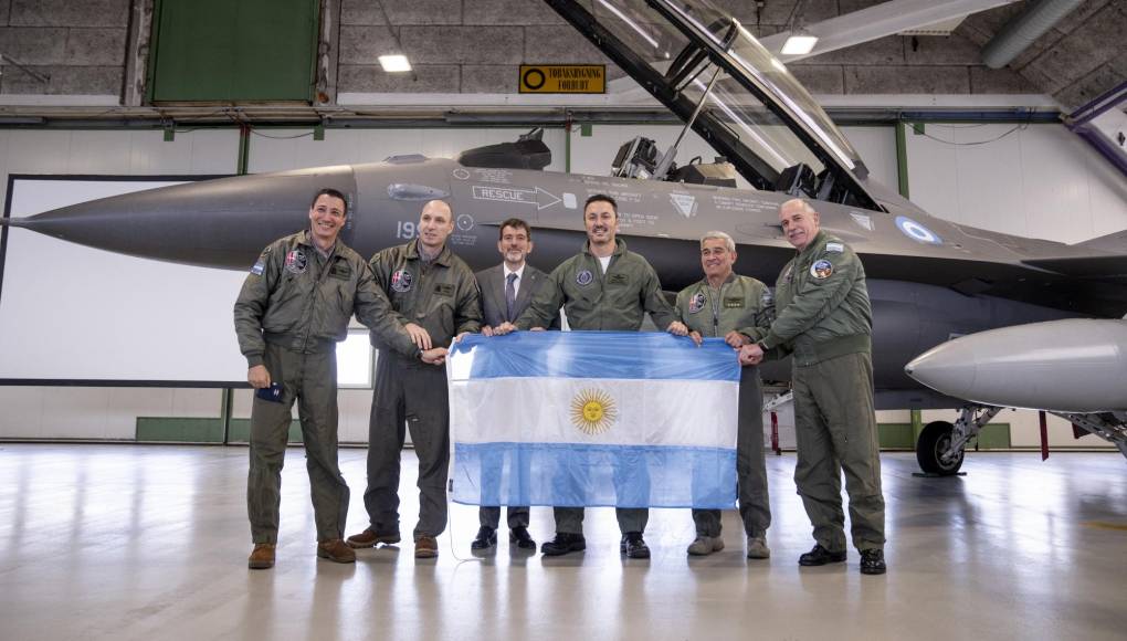 Por su parte, el vocero presidencial Manuel Adorni destacó que se trata de la “adquisición militar más importante de los últimos 50 años de historia <b>argentina</b>”.