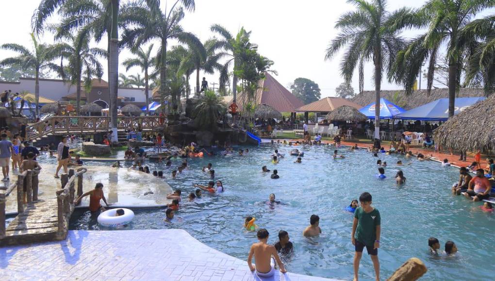 El sitio lució colmado por veraneantes de la zona y de otras ciudades de Honduras. 